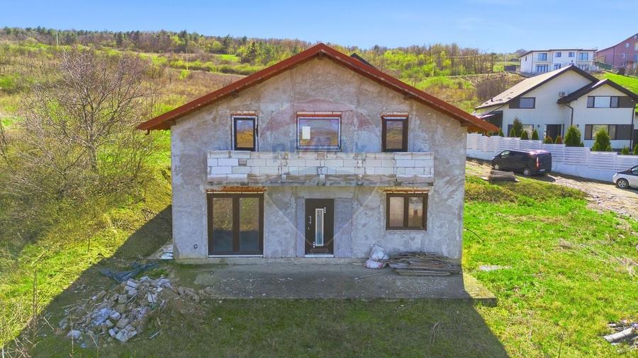 Casă individuală cu 5 camere cu Teren 800 Mp în Tomești