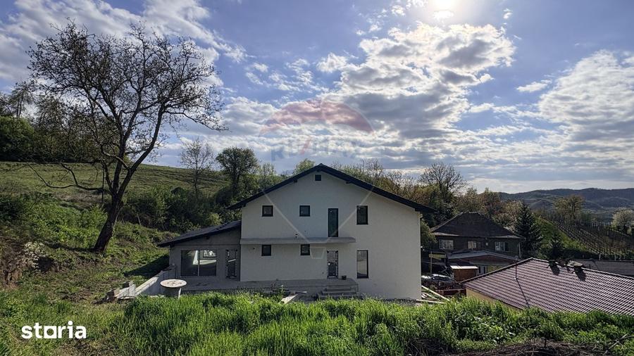 Casă cu 6 camere cu Teren 822 Mp în Central