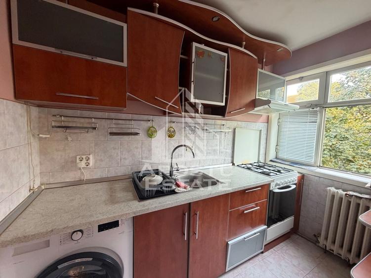 Apartament cu 3 camere semidecomandat, mobilat în Dacia