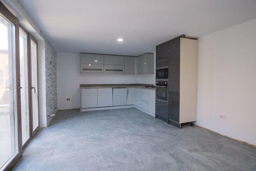 Casă individuală cu 5 camere cu Garaj în Bradu