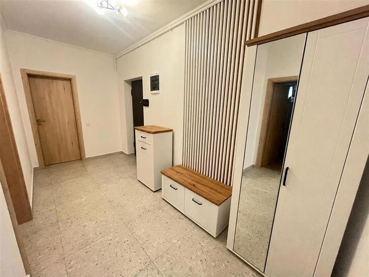 Apartament cu 3 camere decomandat, mobilat în Central