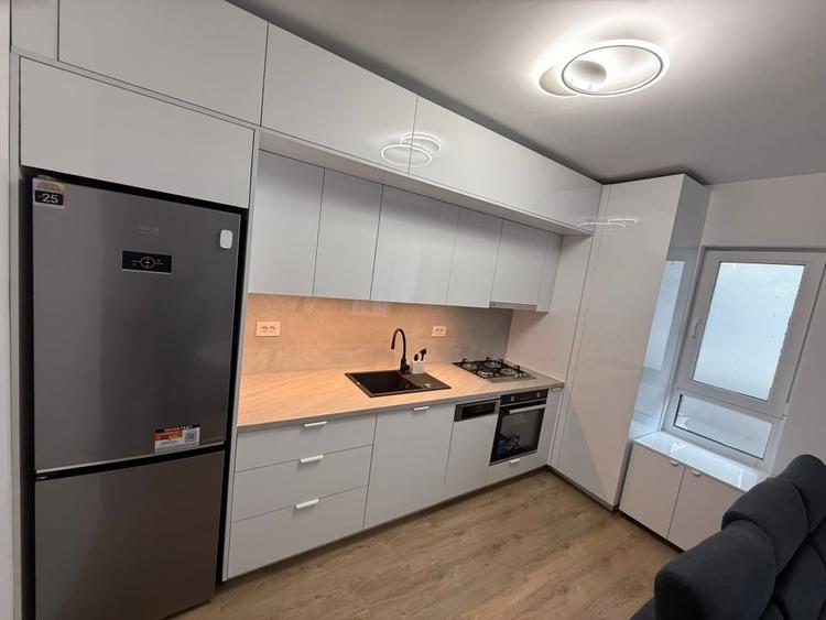 Apartament cu 3 camere semidecomandat, mobilat în Parcul Carol