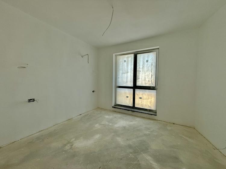 Apartament cu 3 camere semidecomandat în Moșilor