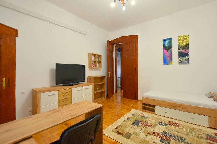 Apartament cu 3 camere semidecomandat, mobilat în Ultracentral
