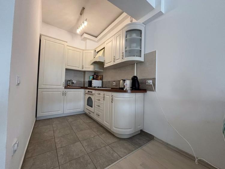 Apartament cu 2 camere semidecomandat, mobilat în P-ța Alba Iulia