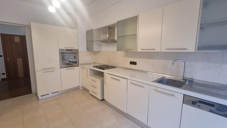 Apartament cu 5 camere decomandat, mobilat în Primăverii