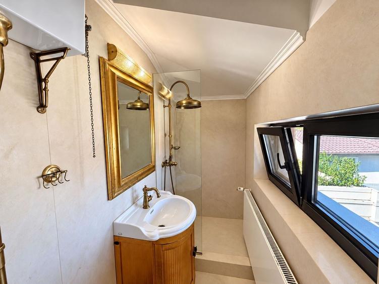 Casă individuală cu 6 camere cu Canalizare în Primăverii