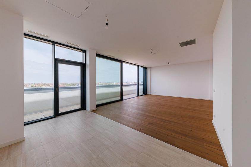 Penthouse cu 3 camere decomandat în Complex Studențesc