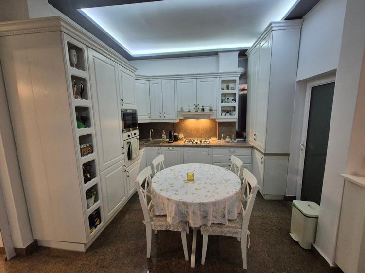 Apartament cu 4 camere semidecomandat în Cișmigiu