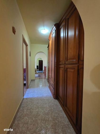 Apartament cu 4 camere semidecomandat în Tătărași