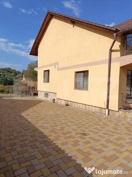 Casă cu 7 camere cu Teren 300 Mp în Central
