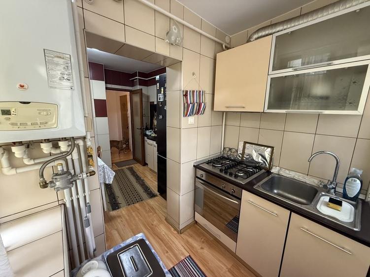 Apartament cu 3 camere decomandat, mobilat în Piața Centrală