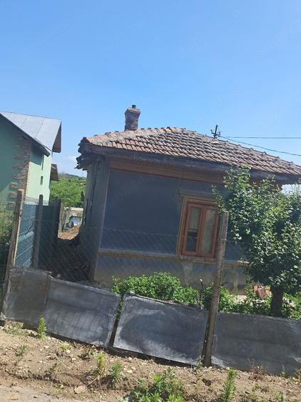 Casă cu 3 camere cu Teren 2000 Mp în Hotarele