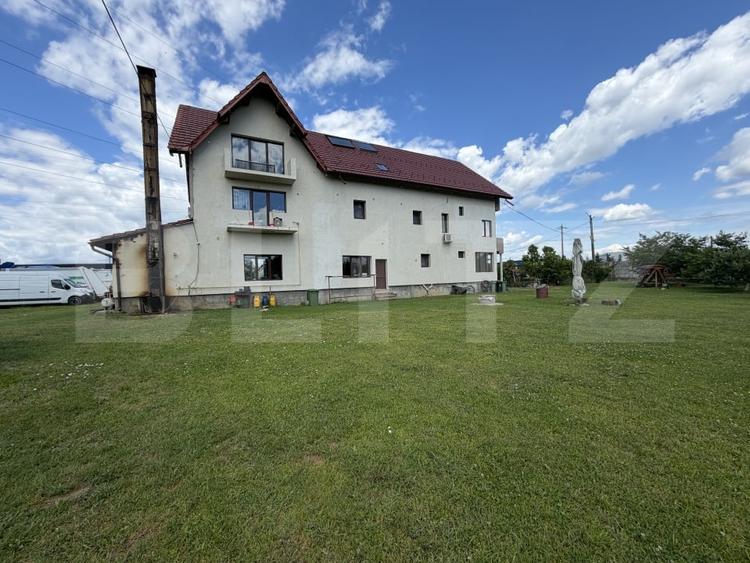 Casă individuală cu 8 camere cu Teren 3000 Mp în Exterior Sud