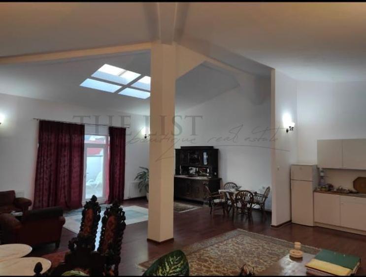 Casă cu 8 camere cu Teren 335 Mp în Calea Victoriei