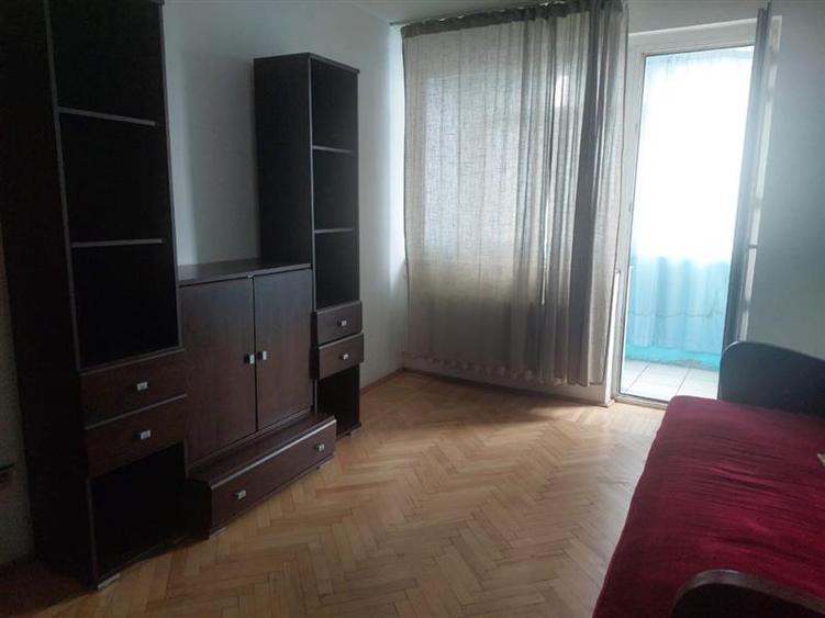 Apartament cu 3 camere semidecomandat, mobilat în Central