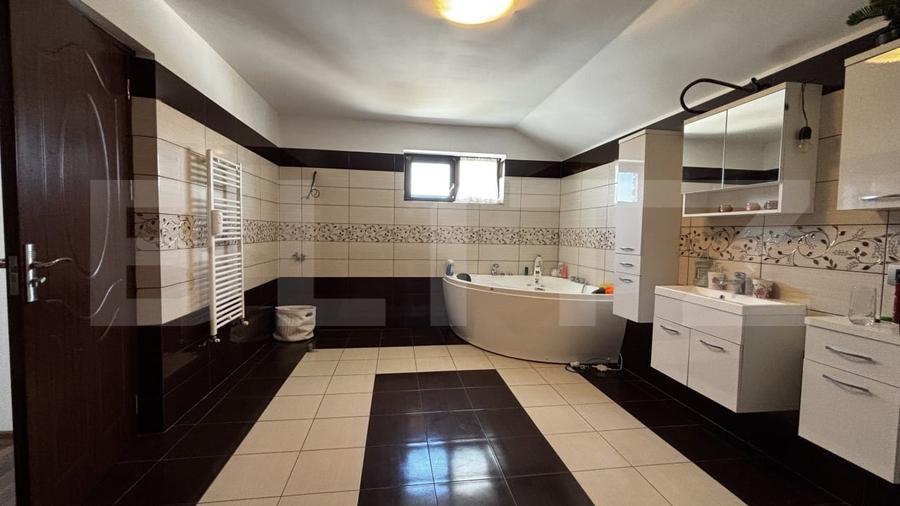 Casă individuală cu 6 camere cu Canalizare în Cârcea