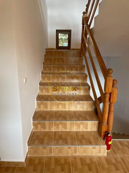 Casă individuală cu 14 camere cu Canalizare în Cheia
