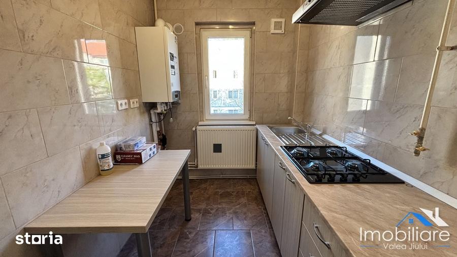 Apartament cu 3 camere decomandat în Petros
