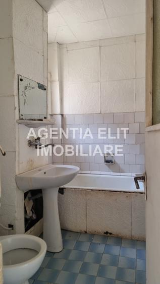 Apartament cu 3 camere semidecomandat în Central
