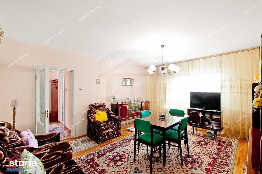 Apartament cu 4 camere decomandat în Micro 17