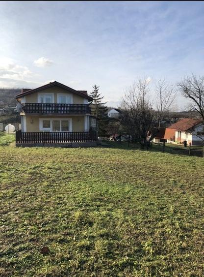 Casă individuală cu 7 camere cu Canalizare în Coșula