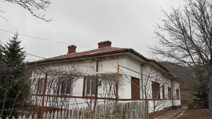 Casă cu 4 camere în Bucșani