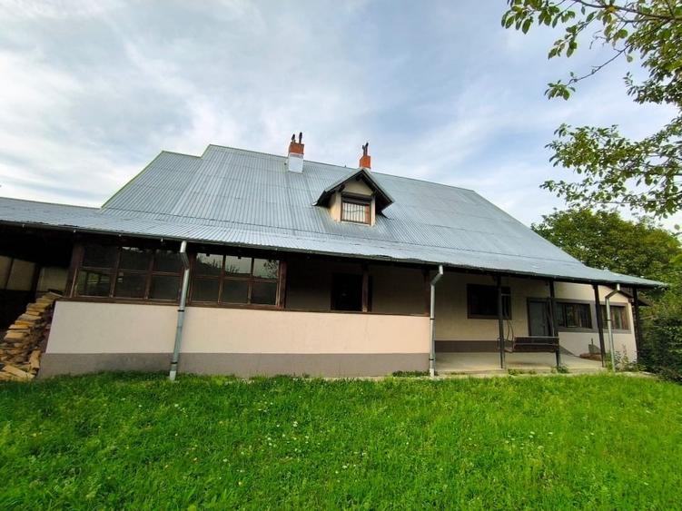 Casă individuală cu 8 camere cu Teren 1000 Mp în Moroeni
