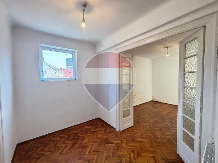 Apartament cu 3 camere semidecomandat în Periferie