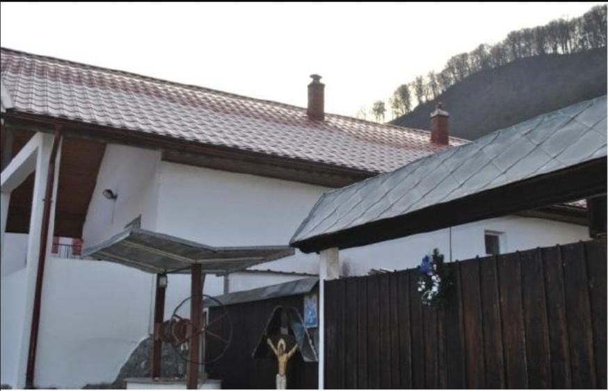 Casă individuală cu 6 camere cu Teren 4843 Mp în Robești