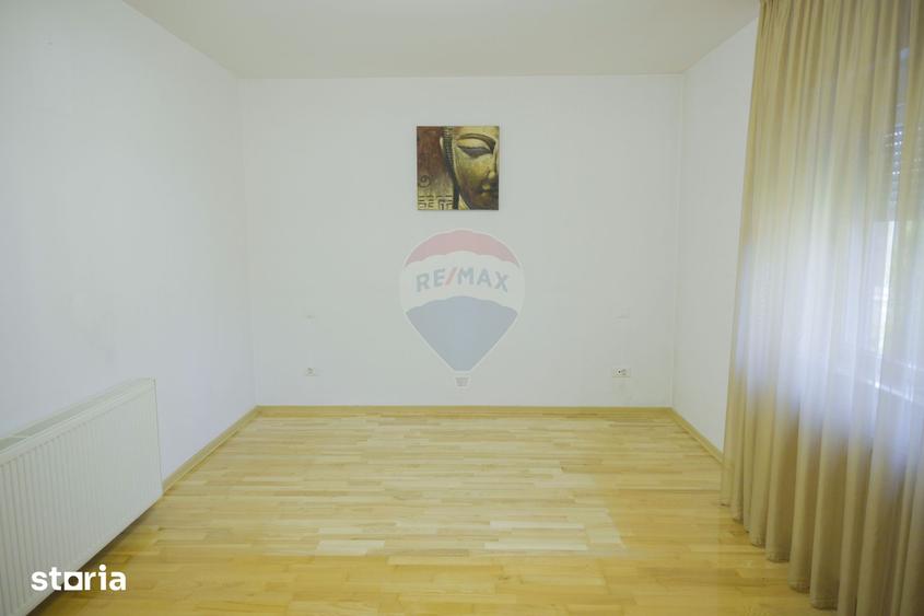Casă cu 7 camere cu Teren 3093 Mp în Girov