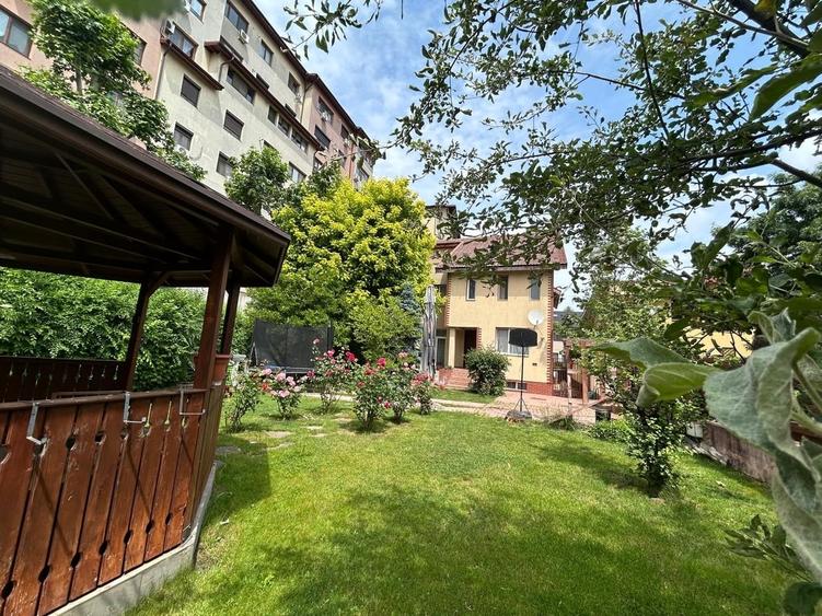 Casă cu 10 camere cu Teren 600 Mp în Prelungirea Ghencea