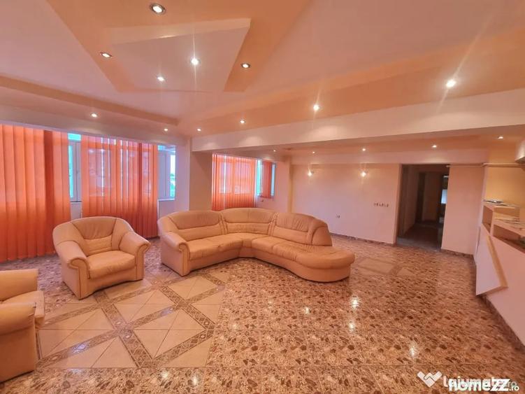 Apartament cu 3 camere decomandat în Republicii