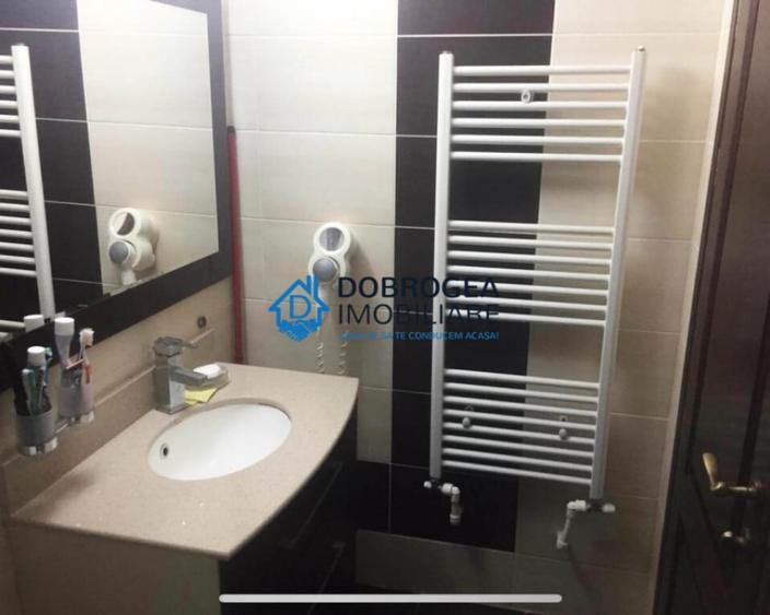 Apartament cu 3 camere decomandat în Păcii