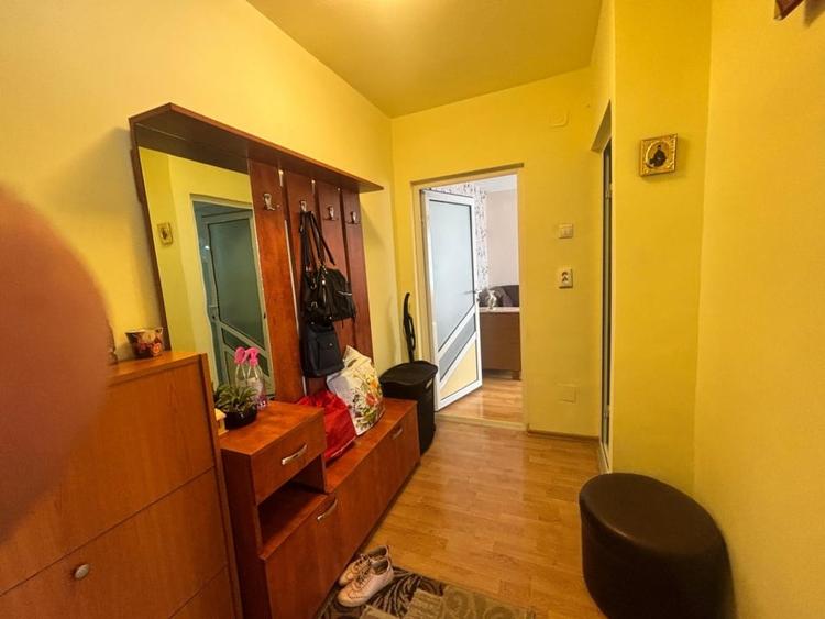 Apartament cu 3 camere semidecomandat, mobilat în Calea Moldovei