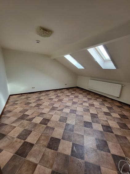 Casă cu 5 camere cu Garaj în Tunari