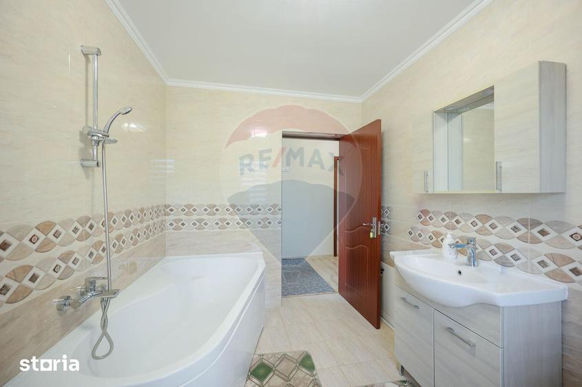 Casă cu 7 camere cu Teren 600 Mp în Sânmartin