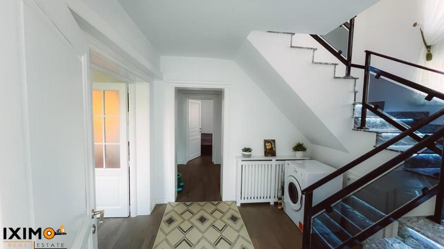 Casă cu 6 camere cu Teren 10100 Mp în Traian