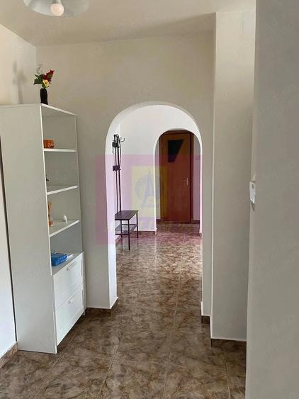 Apartament cu 4 camere semidecomandat în Văcăresti