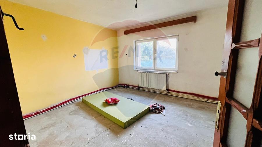 Casă cu 4 camere cu Teren 1367 Mp în Sântandrei