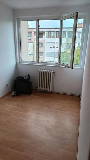 Apartament cu 3 camere semidecomandat în Micro 4