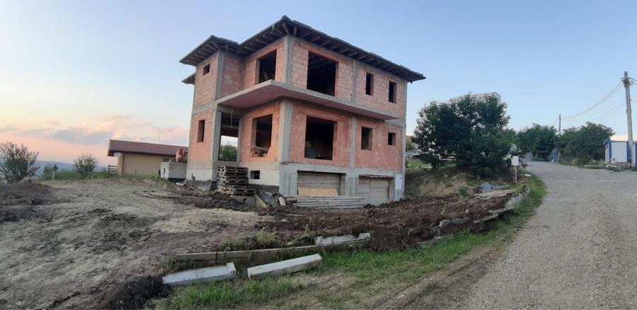 Casă cu 4 camere în Dezmir