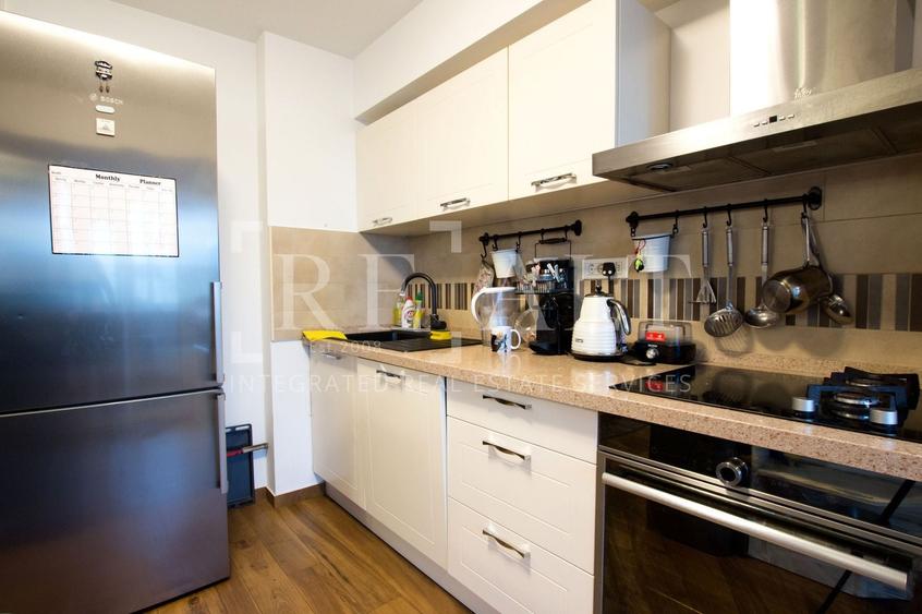 Apartament cu 3 camere semidecomandat, mobilat în P-ța Victoriei