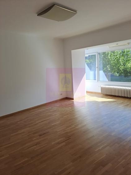 Apartament cu 4 camere semidecomandat în Splaiul Unirii