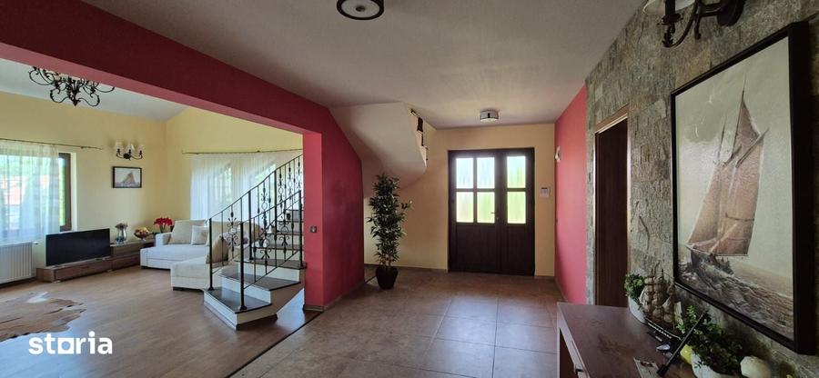 Casă cu 5 camere cu Teren 1344 Mp în Corunca