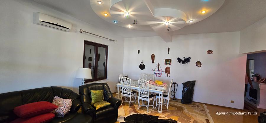 Casă individuală cu 5 camere cu Teren 750 Mp în Central