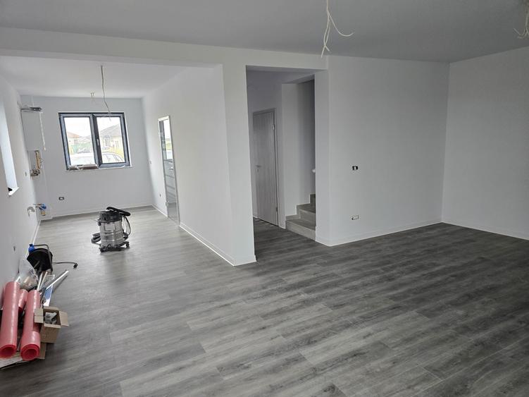 Casă cu 4 camere în Săcălaz