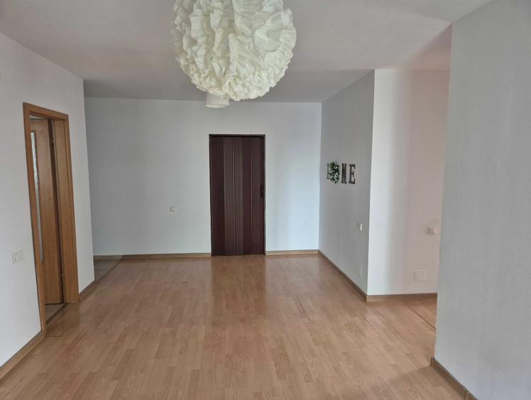 Apartament cu 3 camere semidecomandat în Doamna Ghica