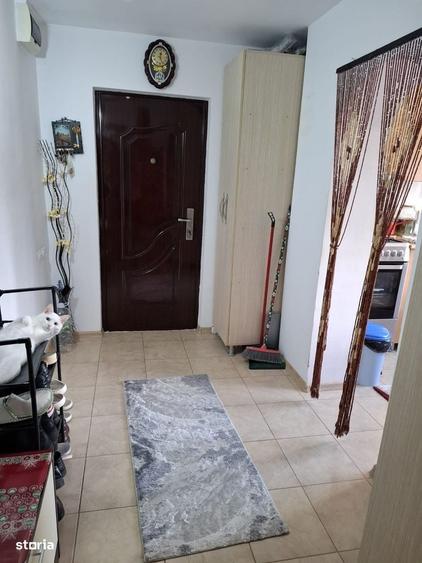 Apartament cu 3 camere semidecomandat în Berca