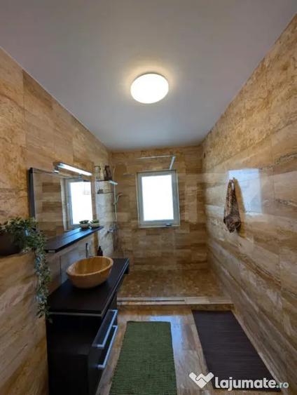 Apartament cu 4 camere semidecomandat în Florești